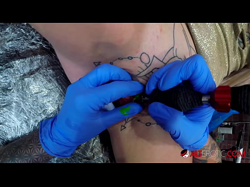 ❤️ E dashura jashtëzakonisht e bërë me tatuazhe, Sully Savage, bëri një tatuazh në klitorisin e saj Video anale në sq.hentai-for.ru ❌